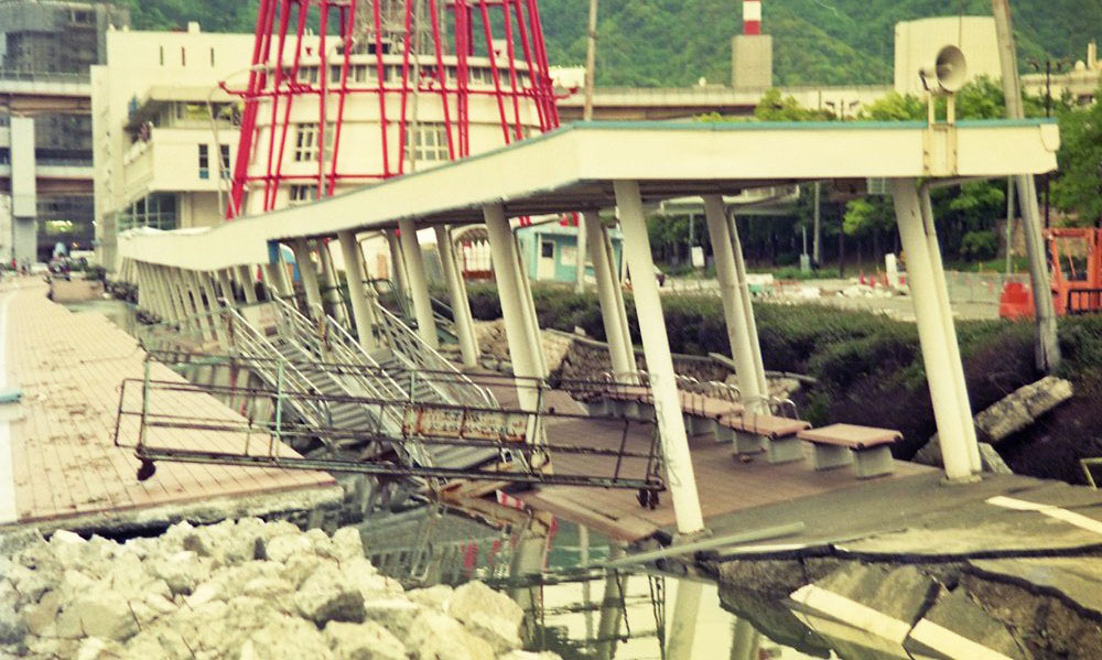 壊滅的被害を受けた神戸・ポートタワー付近岸壁＜1995年5月12日撮影　※画像提供・神戸市＞